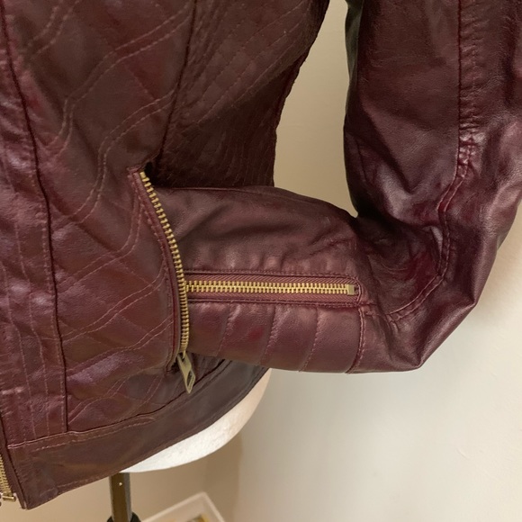 GUESS | Burgundy Faux Leather Quilted Jacket Small - Picture 3 of 13
